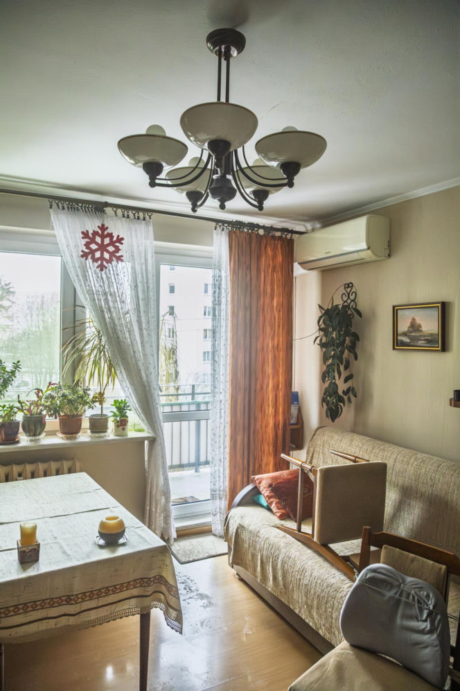 Śmieci, smród i strach na Gocławiu. Sąsiad zbieracz terroryzuje mieszkańców. "On potrzebuje pomocy"