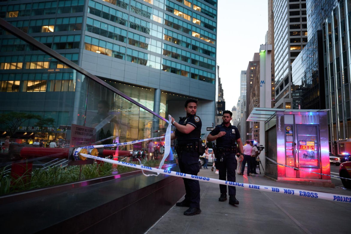 Strzelanina na Manhattanie. Policjant Didarul Islam to nowojorski bohater. Osierocił dwoje dzieci, jego żona jest w ciąży