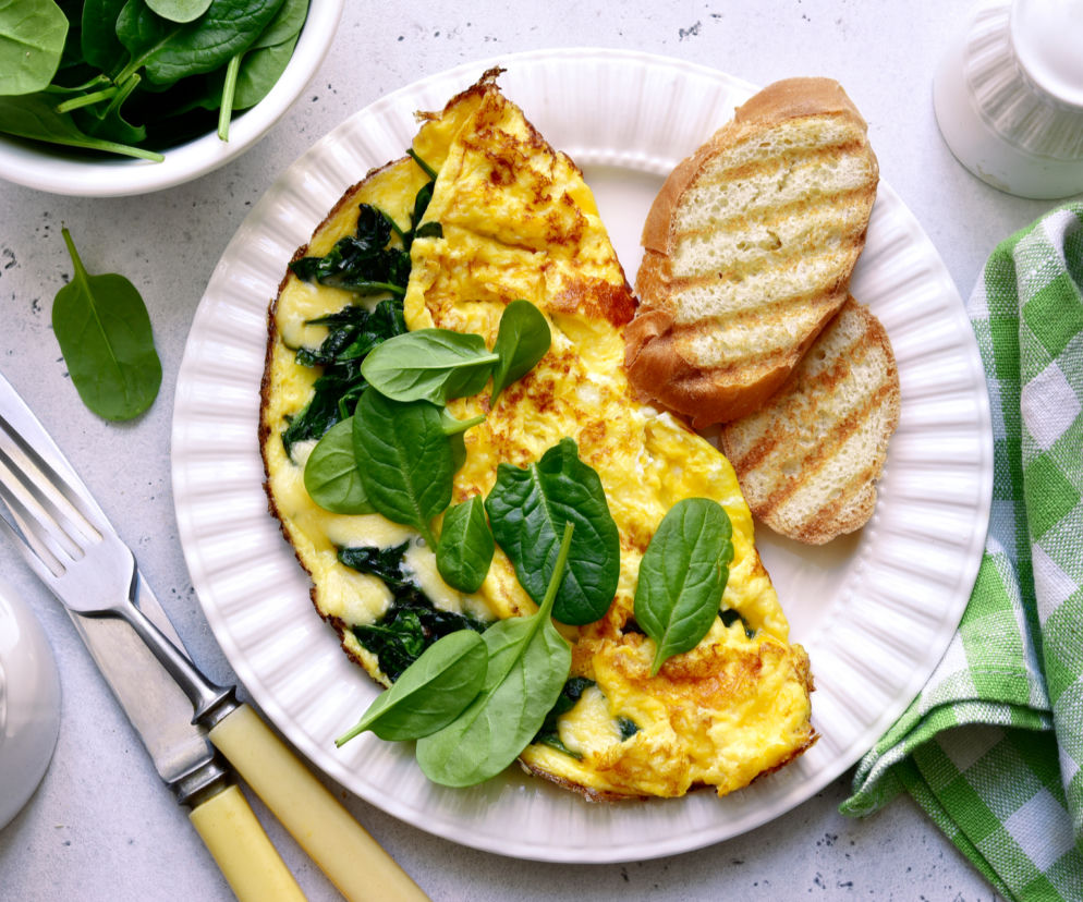 Omlet ze szpinakiem - PRZEPIS na wyborne śniadanie