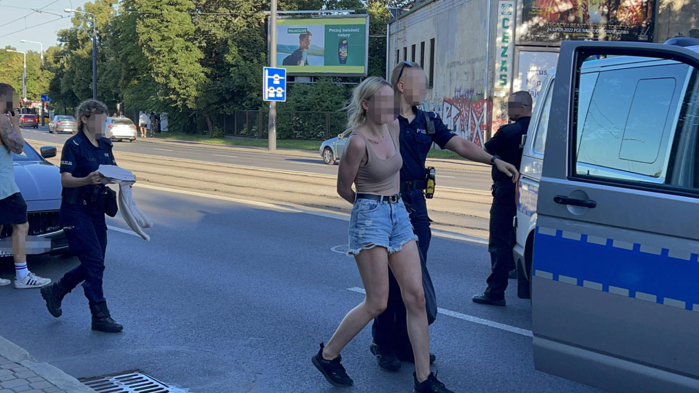 Policjantka spryskała policjanta gazem pieprzowym. Nieudolna interwencja w Śródmieściu