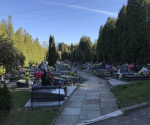 Ten cmentarz na Śląsku jest otwarty. Mieszkańcy odwiedzają groby bliskich