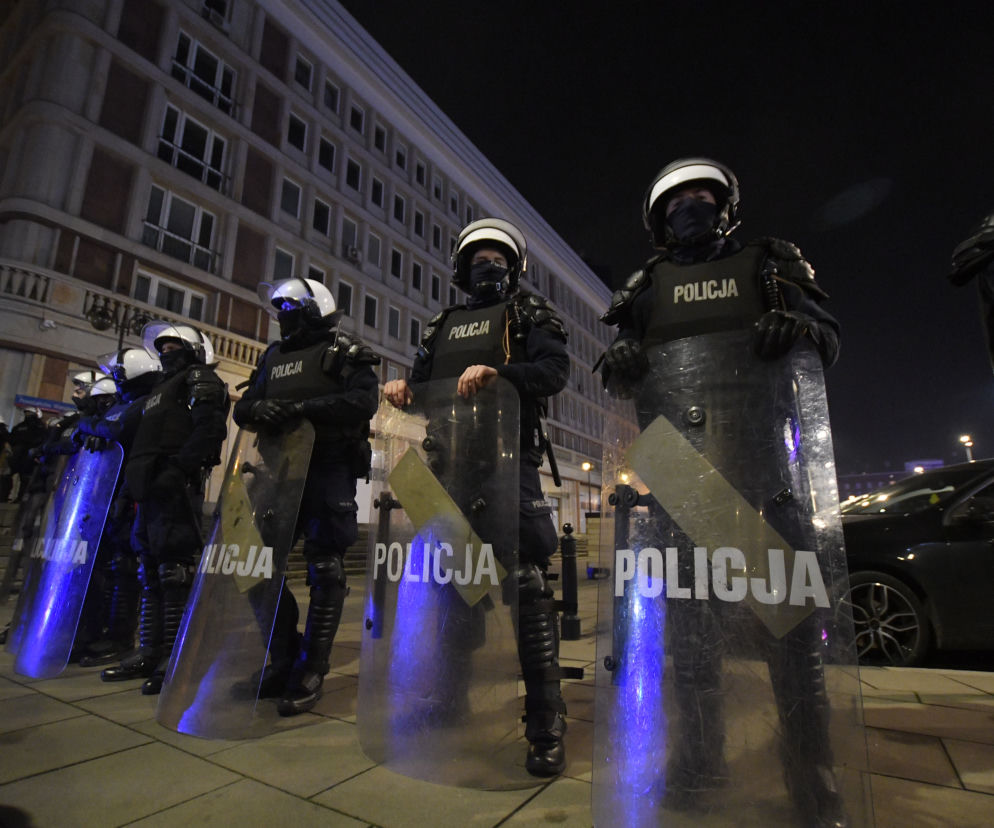 Warszawa: Demonstranci szarpali się z policjantami. Mundurowi donoszą do sanepidu i sądu