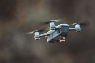 Drony dostarczą ci test na COVID-19? Testują to w USA