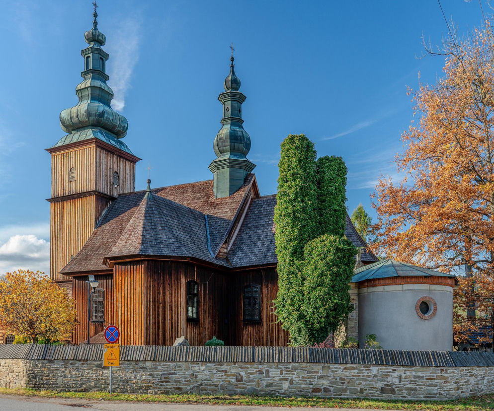 Drewniany kościół w Łętowni z XVIII wieku otoczony kamiennym murkiem. O zabytkach wsi przeczytasz na Eska Kraków.