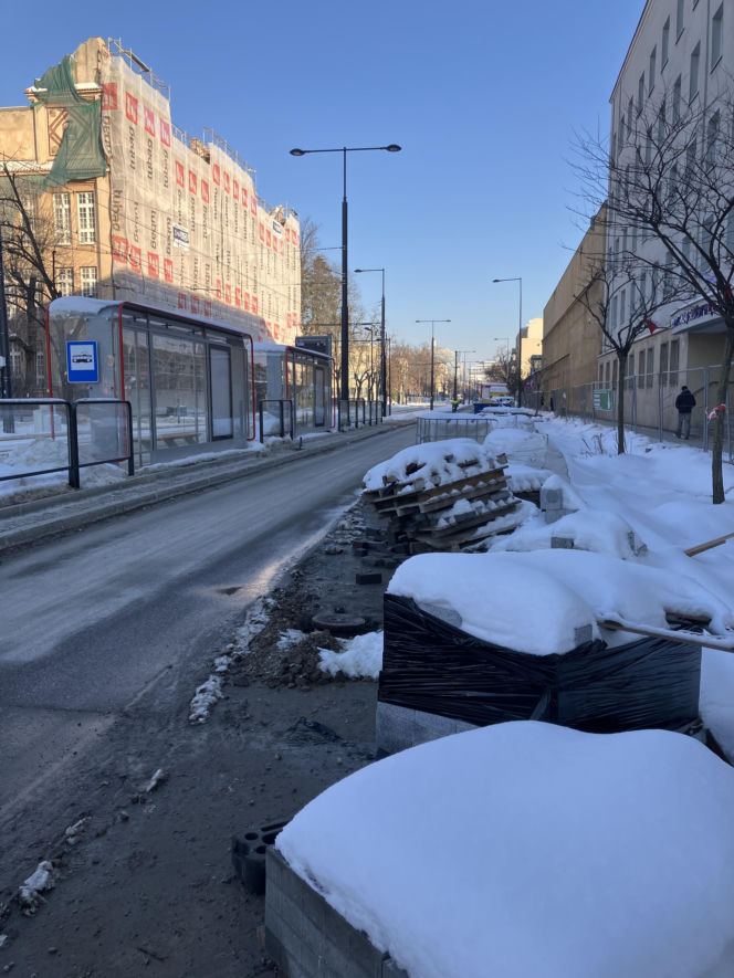 Tramwaj wzdłuż ul. Rakowieckiej w Warszawie w styczniu 2026