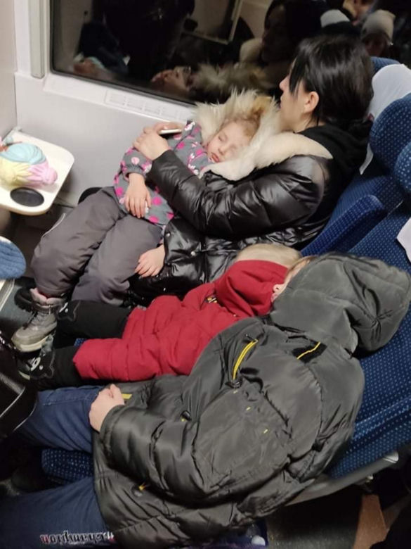 Przepełniony pociag z uchodźcami