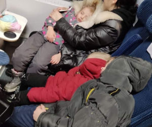 Przepełniony pociag z uchodźcami