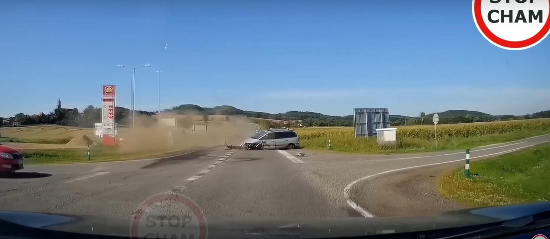 Szalona jazda kierowcy audi i groźny wypadek. "Bo wszyscy się wlekli"