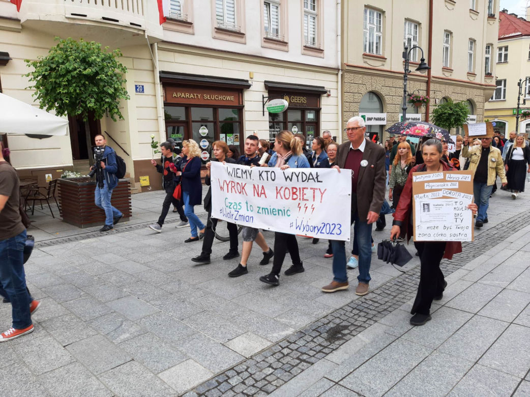 Protesty "Ani Jednej Więcej!" w całej Polsce. Kobiety wyszły na ulice po śmierci Doroty