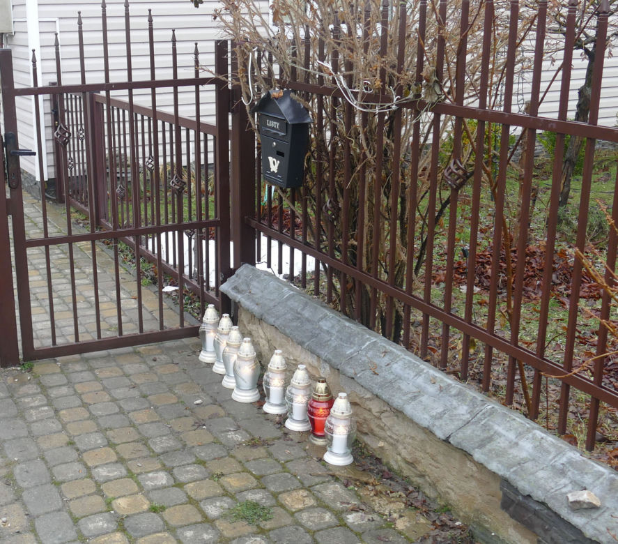 Zadźgała troje dzieci, spaliła się z nimi w domu?