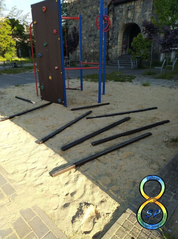 Zabrze: pijany nastolatek zdewastował nowy plac zabaw przy szkole podstawowej. Wszystko zostało zniszczone