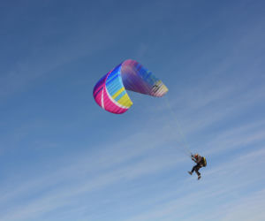 Tragedia na lotnisku. Paralotniarz runął na ziemię. Nie żyje