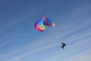 Tragedia na lotnisku. Paralotniarz runął na ziemię. Nie żyje
