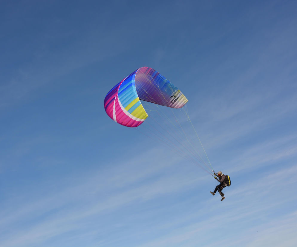 Tragedia na lotnisku. Paralotniarz runął na ziemię. Nie żyje