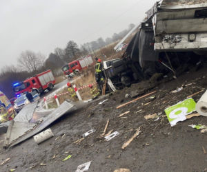 Groźne zderzenie pociągu z samochodem ciężarowym. Ruch na linii Siedlce-Białystok wstrzymany [ZDJĘCIA]