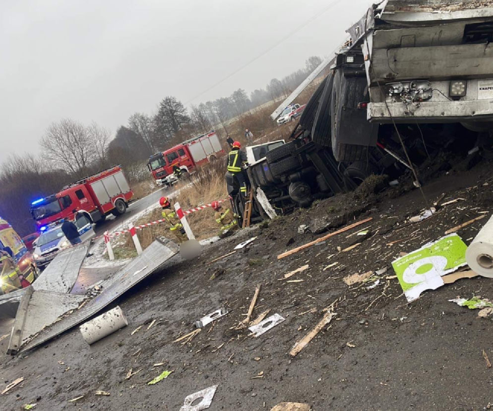 Groźne zderzenie pociągu z samochodem ciężarowym. Ruch na linii Siedlce-Białystok wstrzymany [ZDJĘCIA]