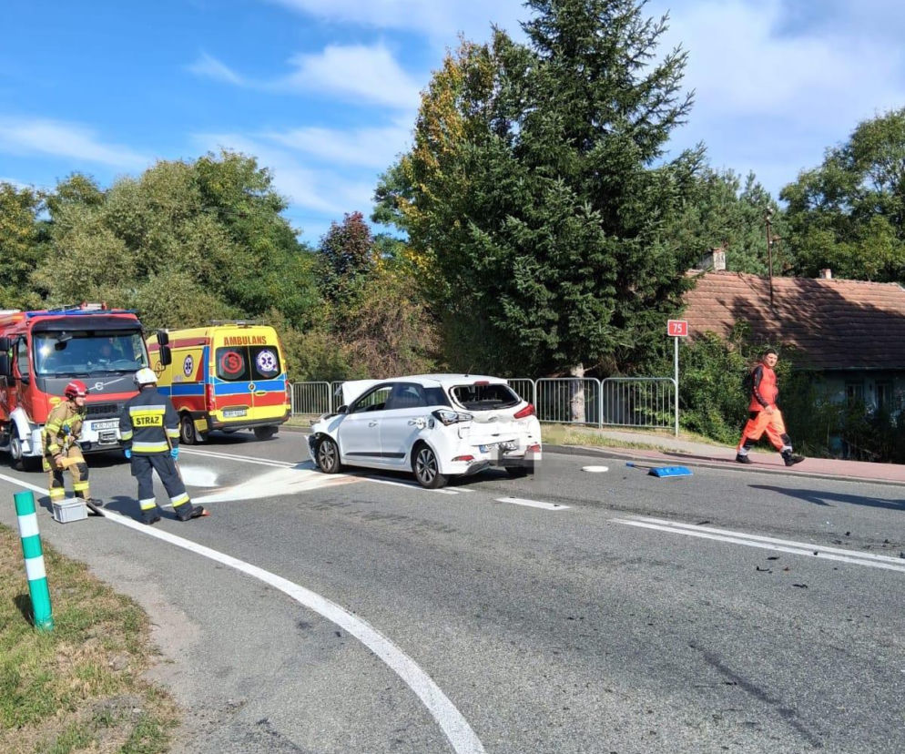 Rozbite białe auto na drodze krajowej nr 75. Obok strażacy i ambulans. O wypadku w Uszwi przeczytasz w Eska Tarnów.