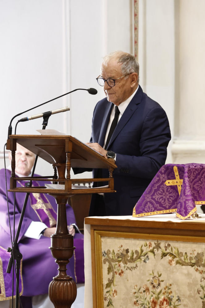 Monika Olejnik na pogrzebie senatora Piesiewicza. Towarzyszył jej ukochany