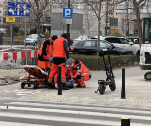 Staranował hulajnogę, uciekł i wrócił. Wypadek w samym centrum Warszawy 