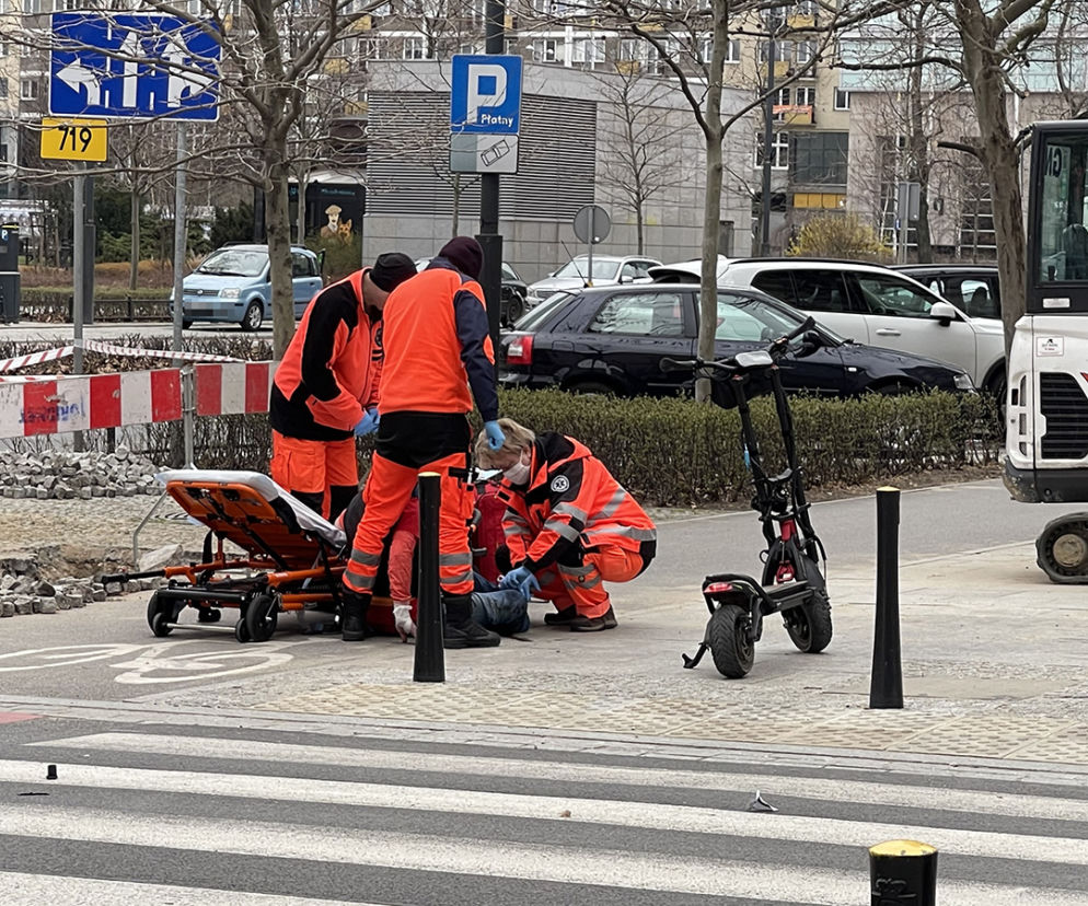 Staranował hulajnogę, uciekł i wrócił. Wypadek w samym centrum Warszawy 