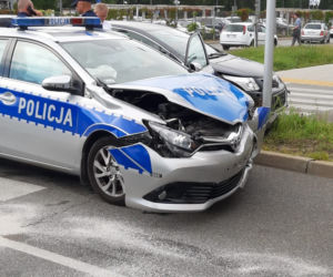 Roztrzaskany radiowóz na Ursynowie. Policjanci uderzyli w osobówkę