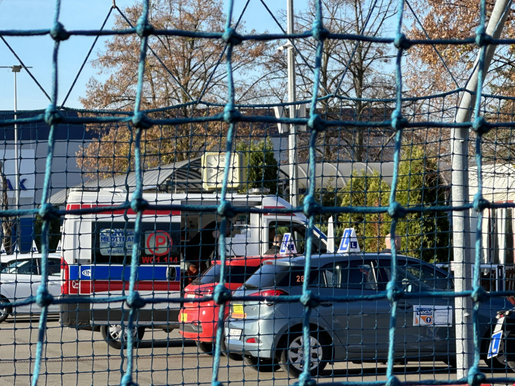 Wypadek motocyklisty podczas egzaminu na prawo jazdy. Służby interweniowały w WORD w Warszawie