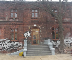 Budynek, do którego przenoszą się bezdomni
