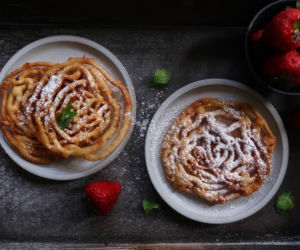 Zamiast faworków zrób to! Puszyste i chrupiące ciasto podbija podniebienia domowników, a ty zostaniesz gwiazdą karnawałowych imprez