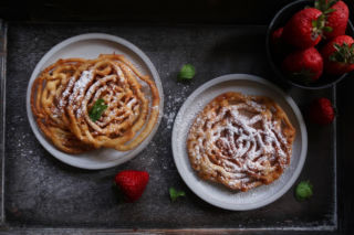 Zamiast faworków zrób to! Puszyste i chrupiące ciasto podbija podniebienia domowników, a ty zostaniesz gwiazdą karnawałowych imprez