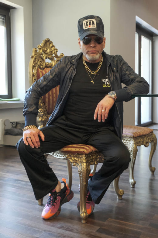 Krzysztof Rutkowski. Śpi z bronią i z różańcem