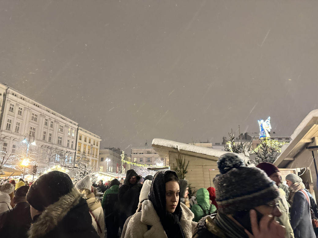 Choinka rozbłysła na Rynku Głównym. Tak wygląda Kraków w zimowej scenerii! 