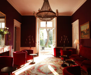 Inspirująca karmazynowa czerwień w lobby francuskiego hotelu