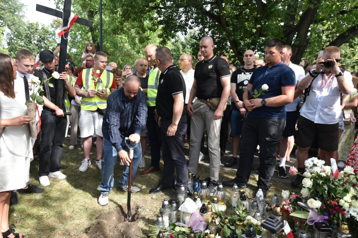 Marsz Milczenia dla Klaudii w Toruniu. „Niech nasza cisza przemówi głośniej niż słowa” [GALERIA]