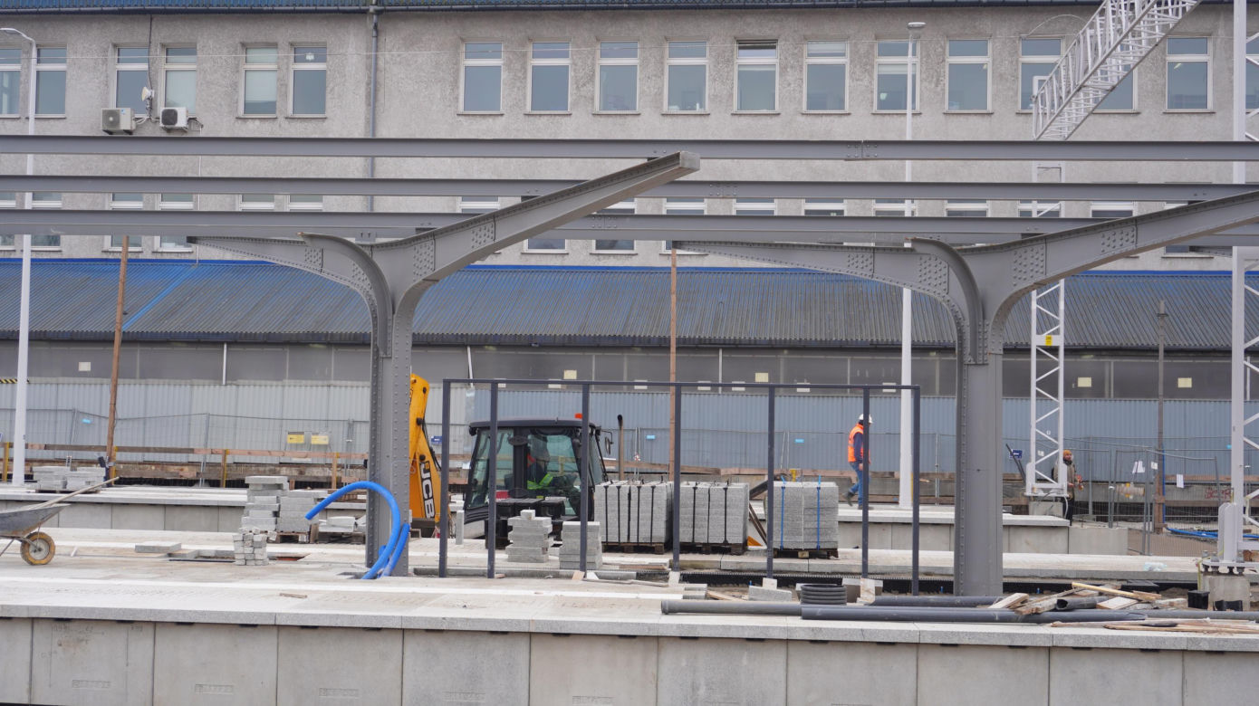 Dworzec Olsztyn Główny coraz bliżej. Postępują prace przy budynku oraz na peronach