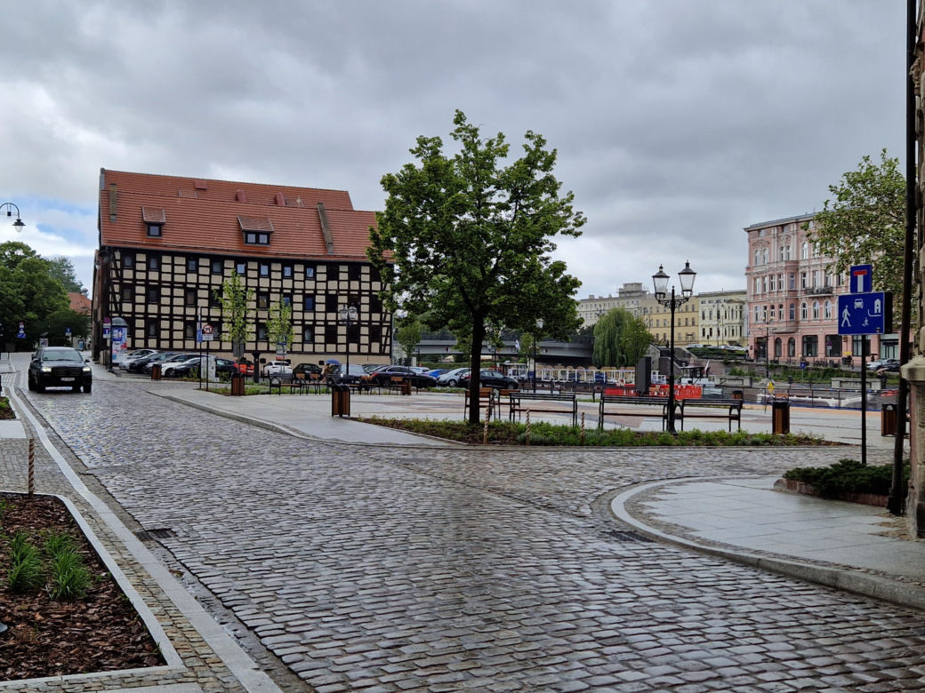 Rybi Rynek w Bydgoszczy niemal gotowy. Eleganckie nabrzeże już cieszy oczy!