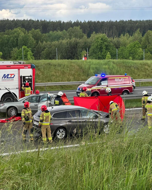 Tragiczny wypadek na S7 w Łącznej. Nie żyje kobieta, dwie osoby ranne