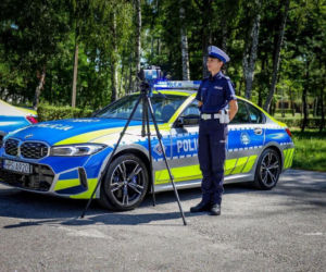 „Bestie” na świętokrzyskich drogach! Policja odbiera nowe BMW M340i xDrive i laserową broń na piratów