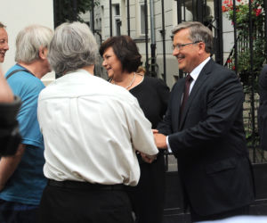 Prezydent Bronisław Komorowski z żoną Anną wychodzą z domu na zaprzysiężenie 