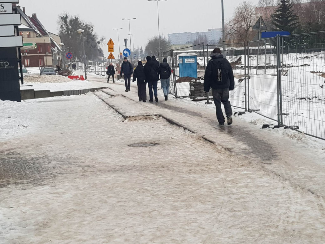 Warmińsko-mazurskie. Lodowisko na drogach, śliskie chodniki, wiele kolizji [ZDJĘCIA]