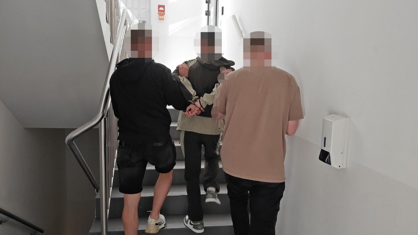 Zakazy, alkohol, poszukiwani. Kto tak naprawdę wozi nas po Warszawie?
