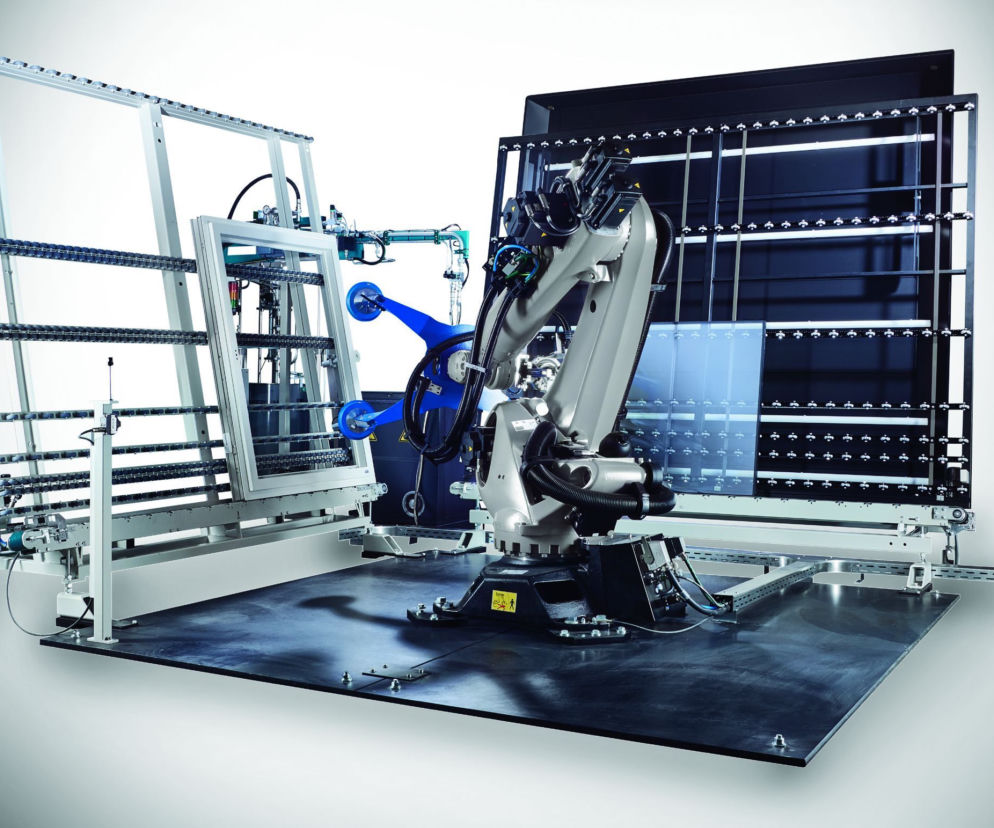 Produkcja okien PVC – robot do szklenia