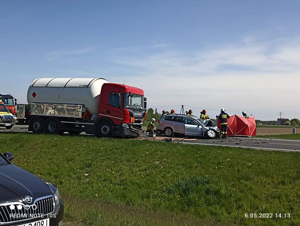 Volkswagen huknął w cysternę! 64-latek nie żyje. Fatalny wypadek na obwodnicy Kalisza [ZDJĘCIA]