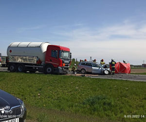 Volkswagen huknął w cysternę! 64-latek nie żyje. Fatalny wypadek na obwodnicy Kalisza [ZDJĘCIA]