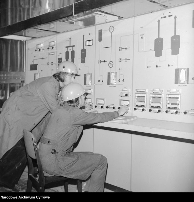 Pracownicy przy aparaturze sterującej i kontrolnej, Łapy, 1974 r.