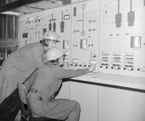 Pracownicy przy aparaturze sterującej i kontrolnej, Łapy, 1974 r.