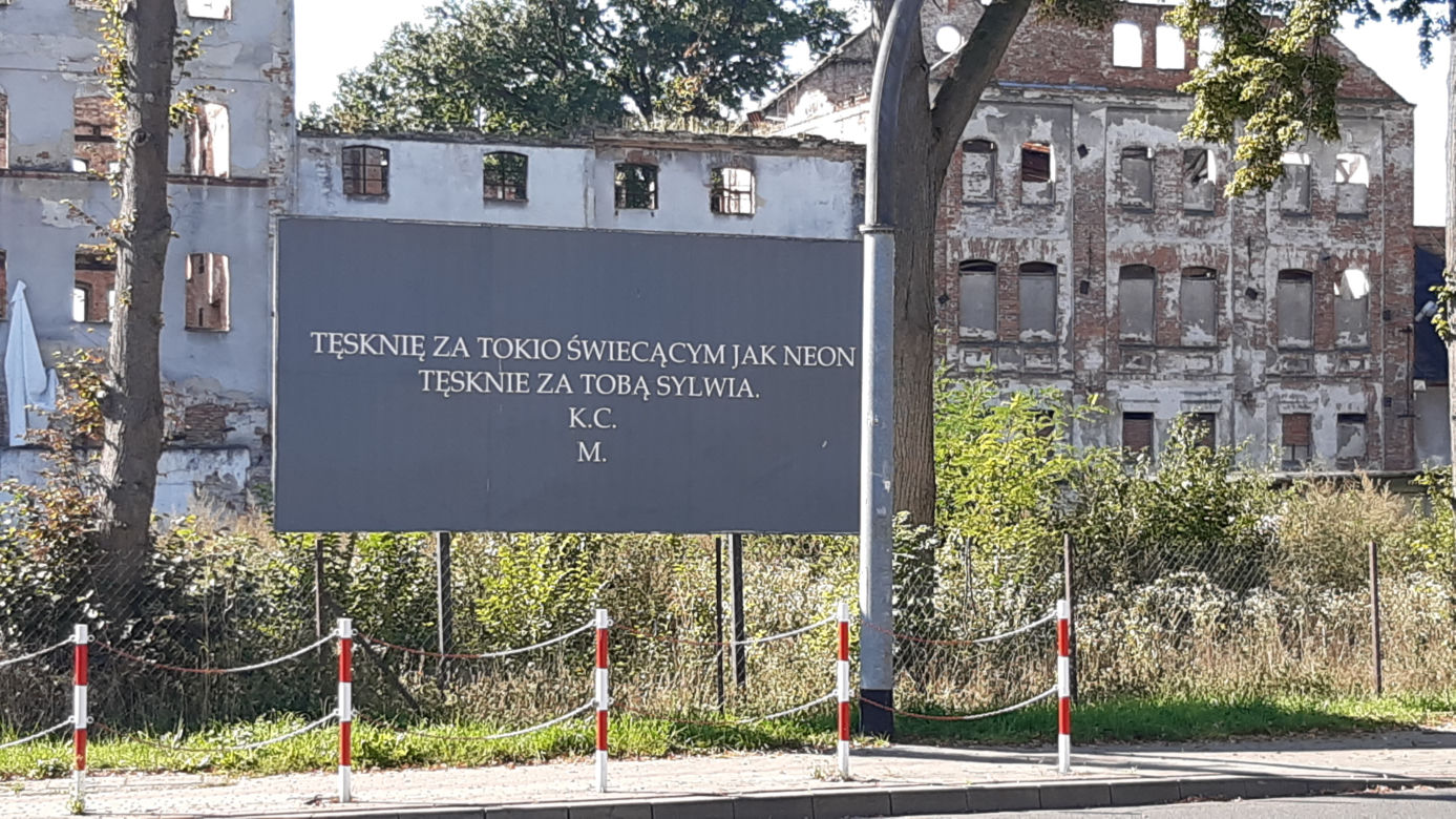 Bilbord z wyznaniem tęsknoty