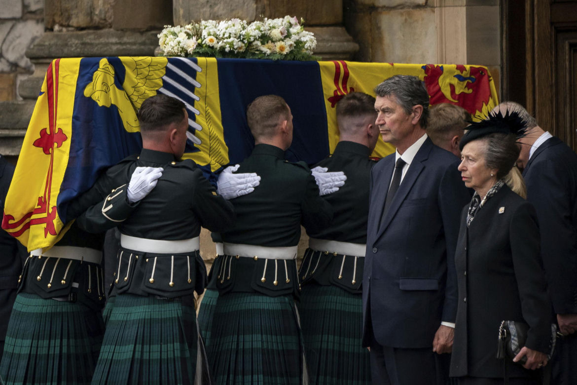 Królowa Elżbieta II nie żyje. Pożegna ją nawet milion osób. Muszą się przygotować na 12-godzinne kolejki, by przejść obok jej trumny