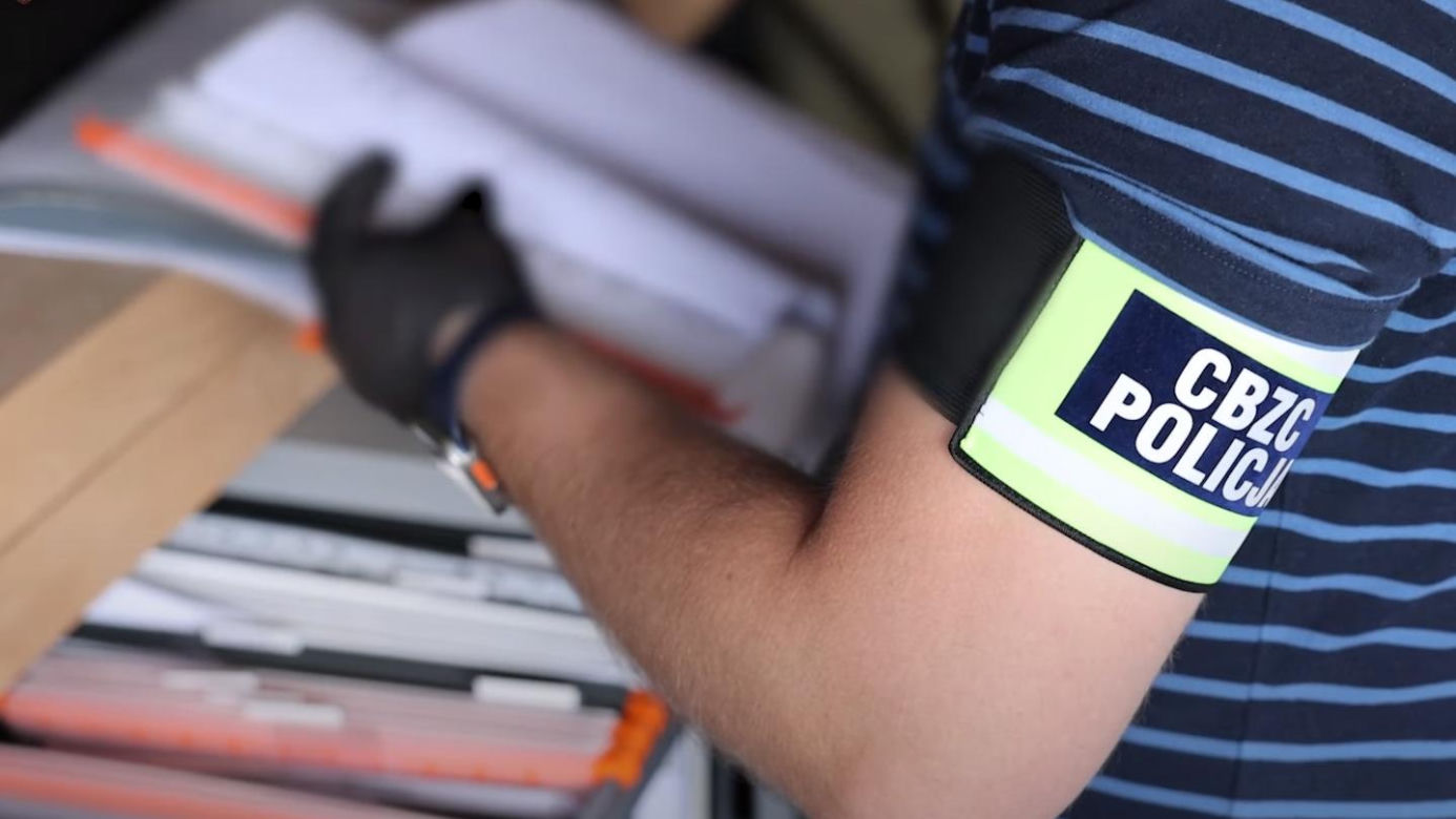 Handlowali samochodami, które nie istniały. Służby rozbiły grupę oszustów