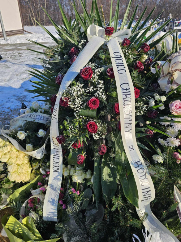 Grób młodziutkiej chórzystki Joli tonie w kwiatach