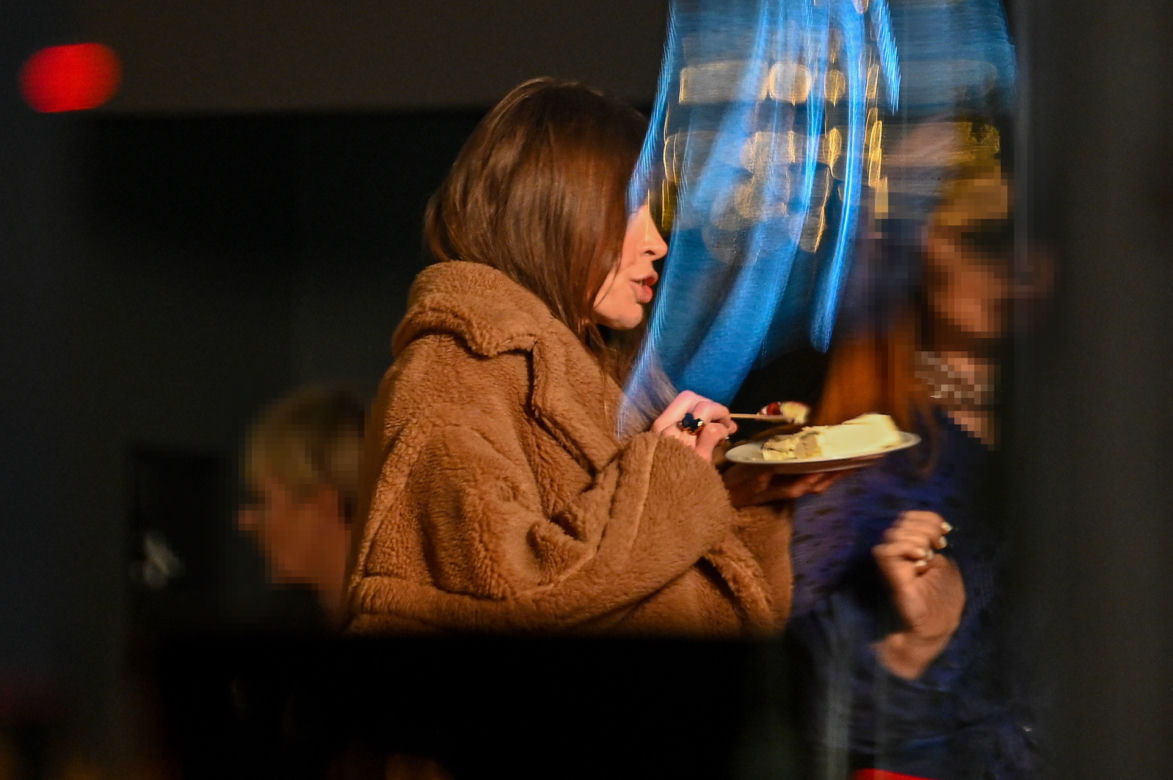Agnieszka Dygant wcina tort